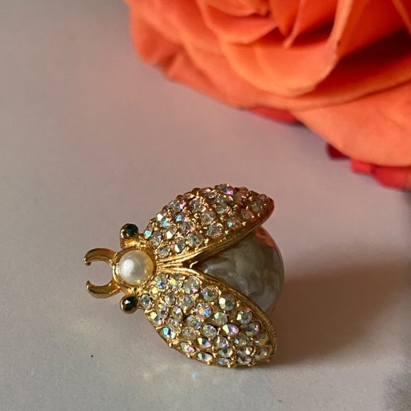 Vintage bee brooch with Pearl and aurora Borealis style crystals gold tone - Picture 5 of 5